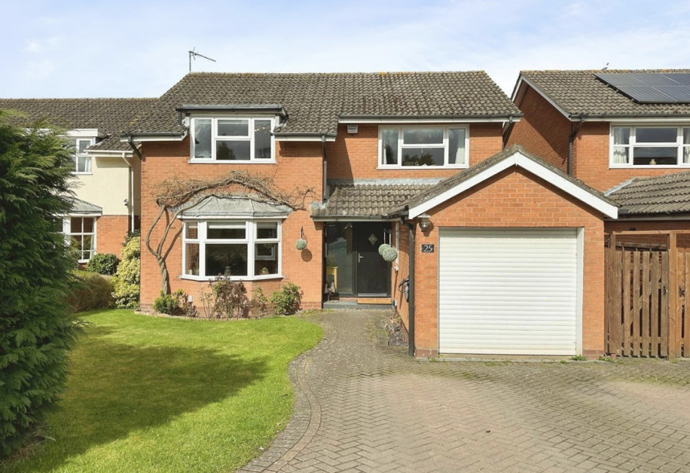 This week we have looked at a four-bedroom house on Coopers Walk, Bubbenhall, Leamington Spa, currently available for £545,000
