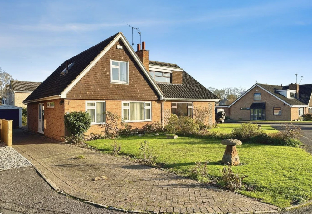 This week, we have looked at a three-bedroom house on Ravensdale Avenue in Leamington Spa currently available for £395,000.