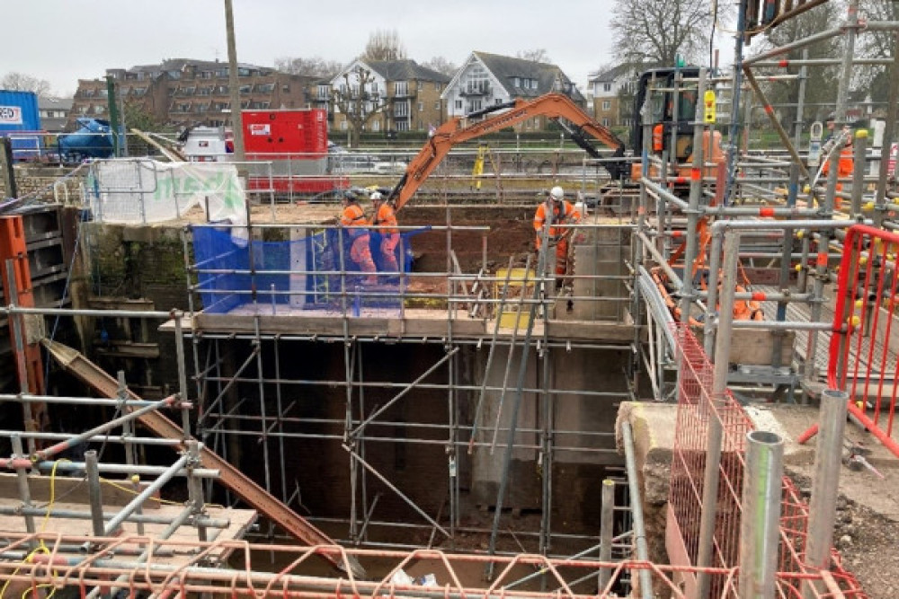 Environment Agency ‘successfully' dewaters Teddington Launch Lock amid refurbishment works