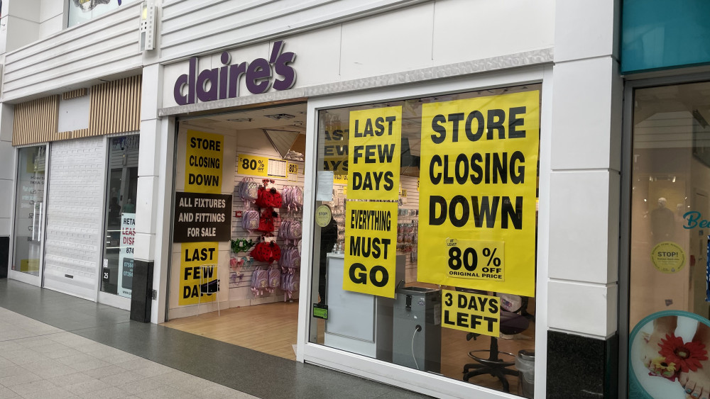 Los Accesorios de Claire en el centro de la ciudad de Stockport entran en los últimos días de la venta de liquidación.